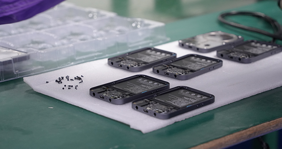 What Should Engineers Consider When Designing PCBs With 01005 Components?